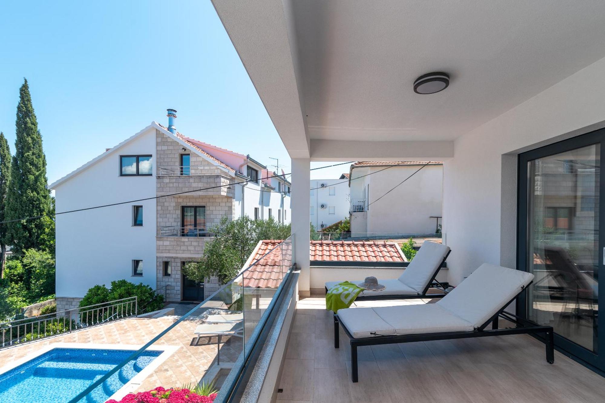 Maca Apartments & Suites Трогир Екстериор снимка