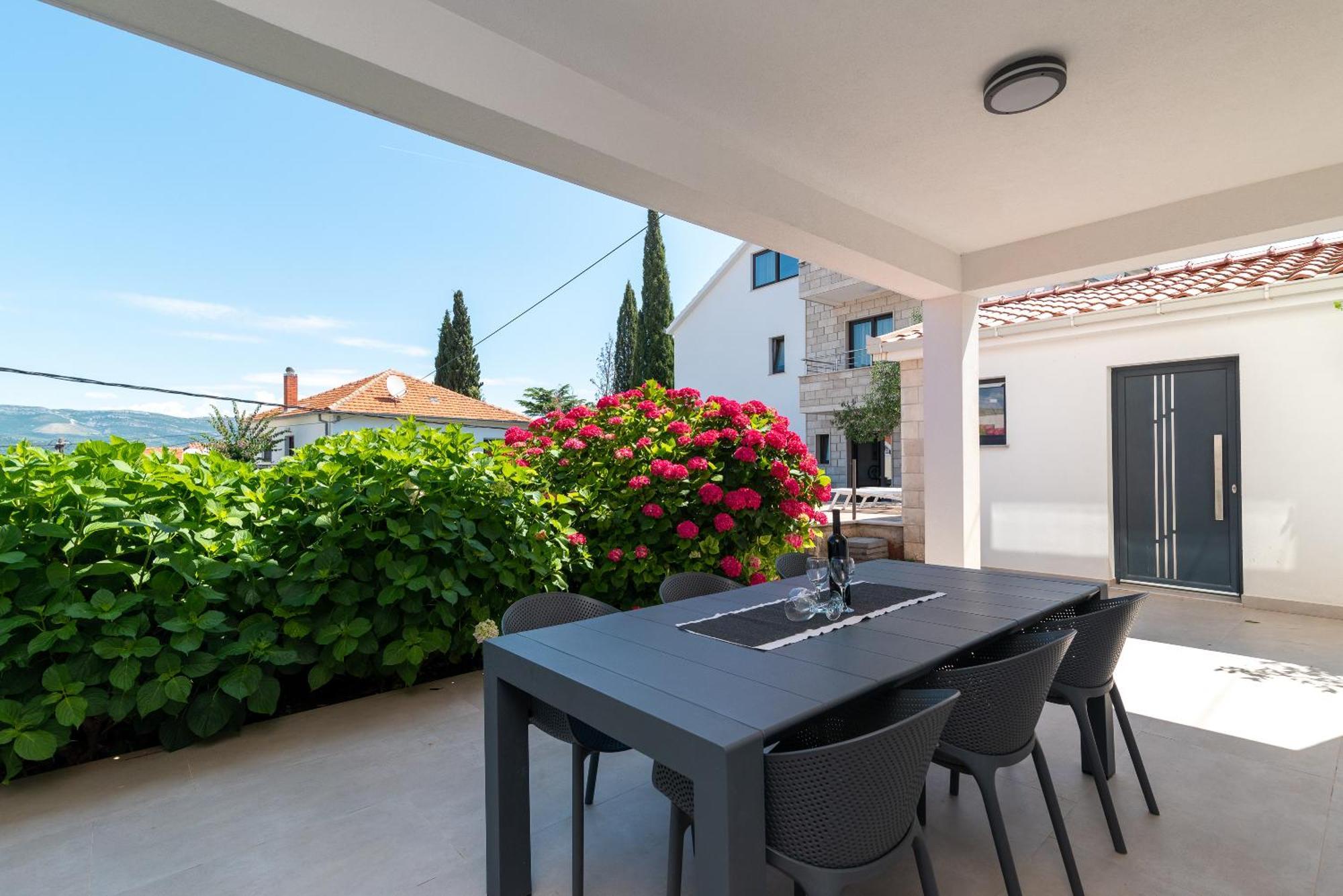 Maca Apartments & Suites Трогир Екстериор снимка