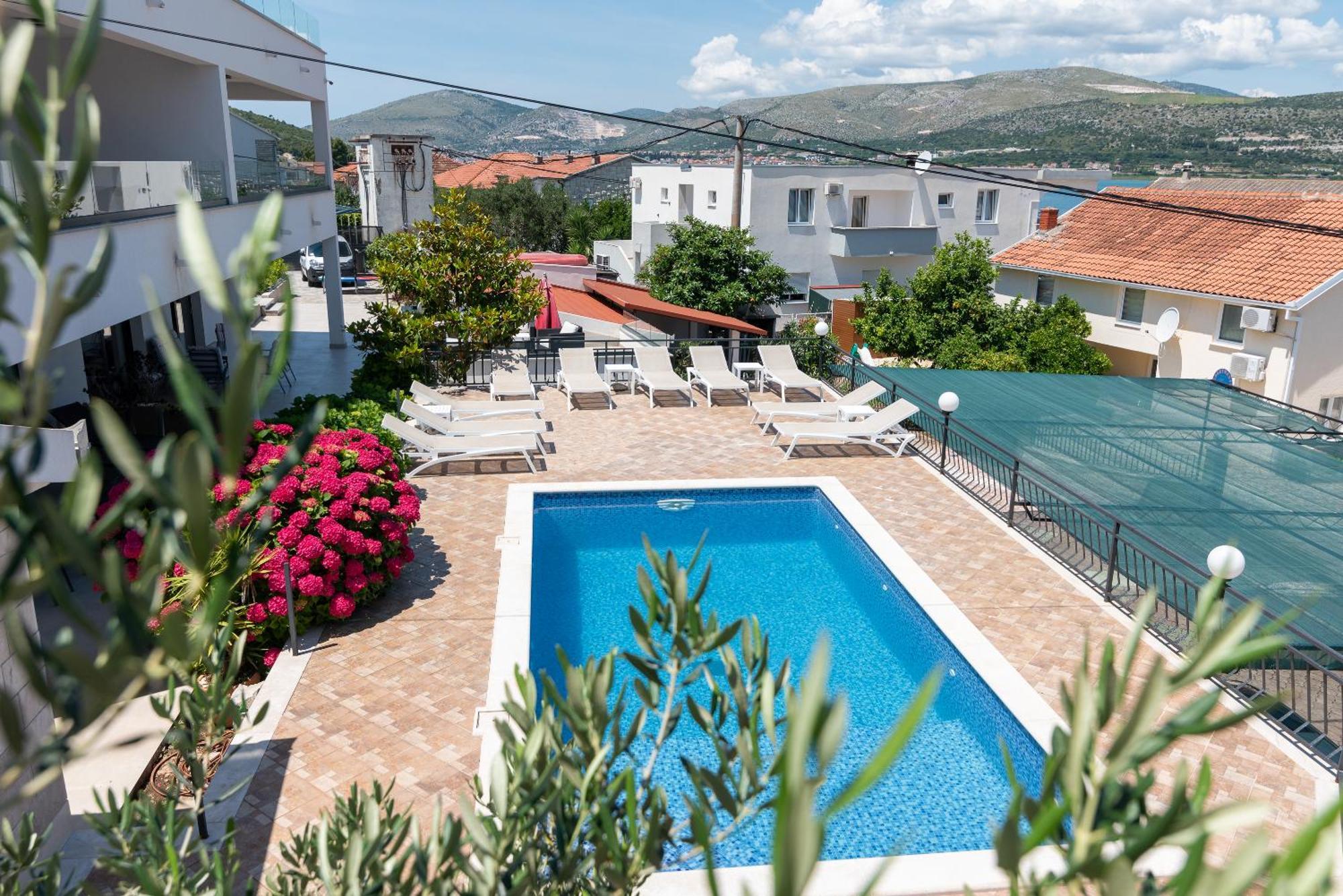 Maca Apartments & Suites Трогир Екстериор снимка