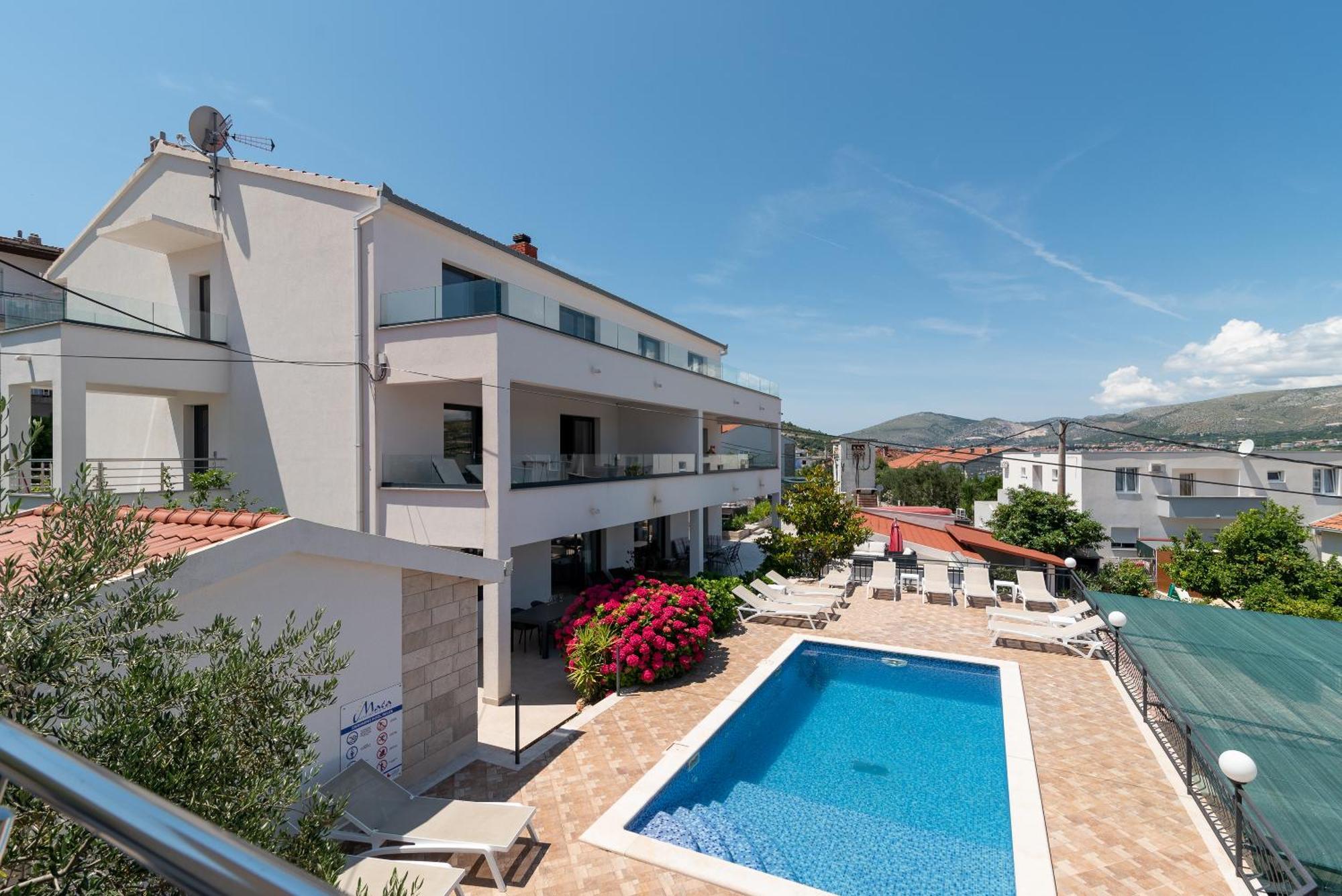 Maca Apartments & Suites Трогир Екстериор снимка