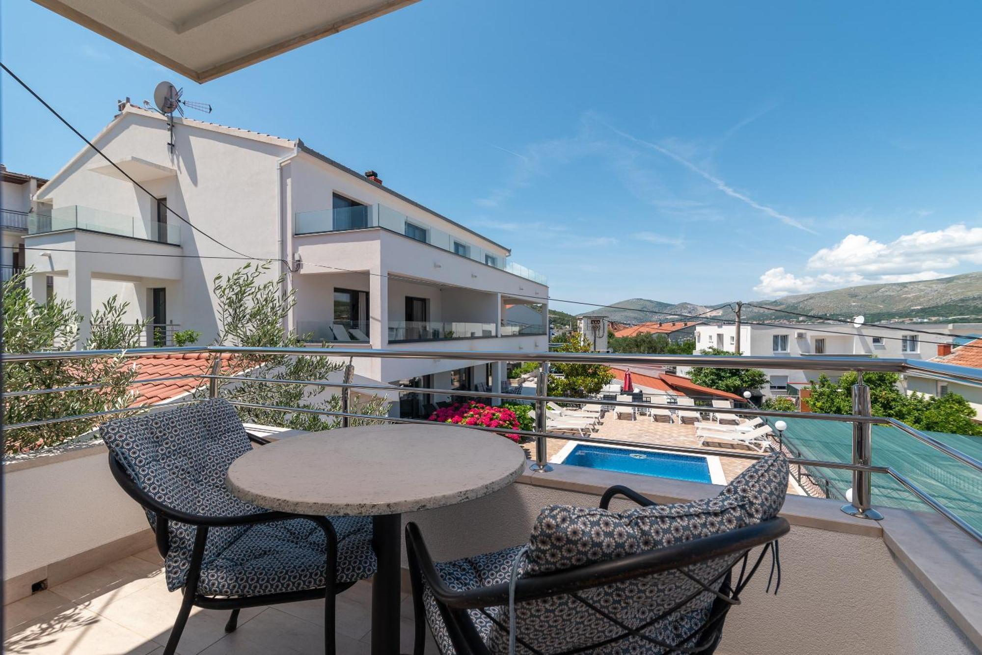 Maca Apartments & Suites Трогир Екстериор снимка