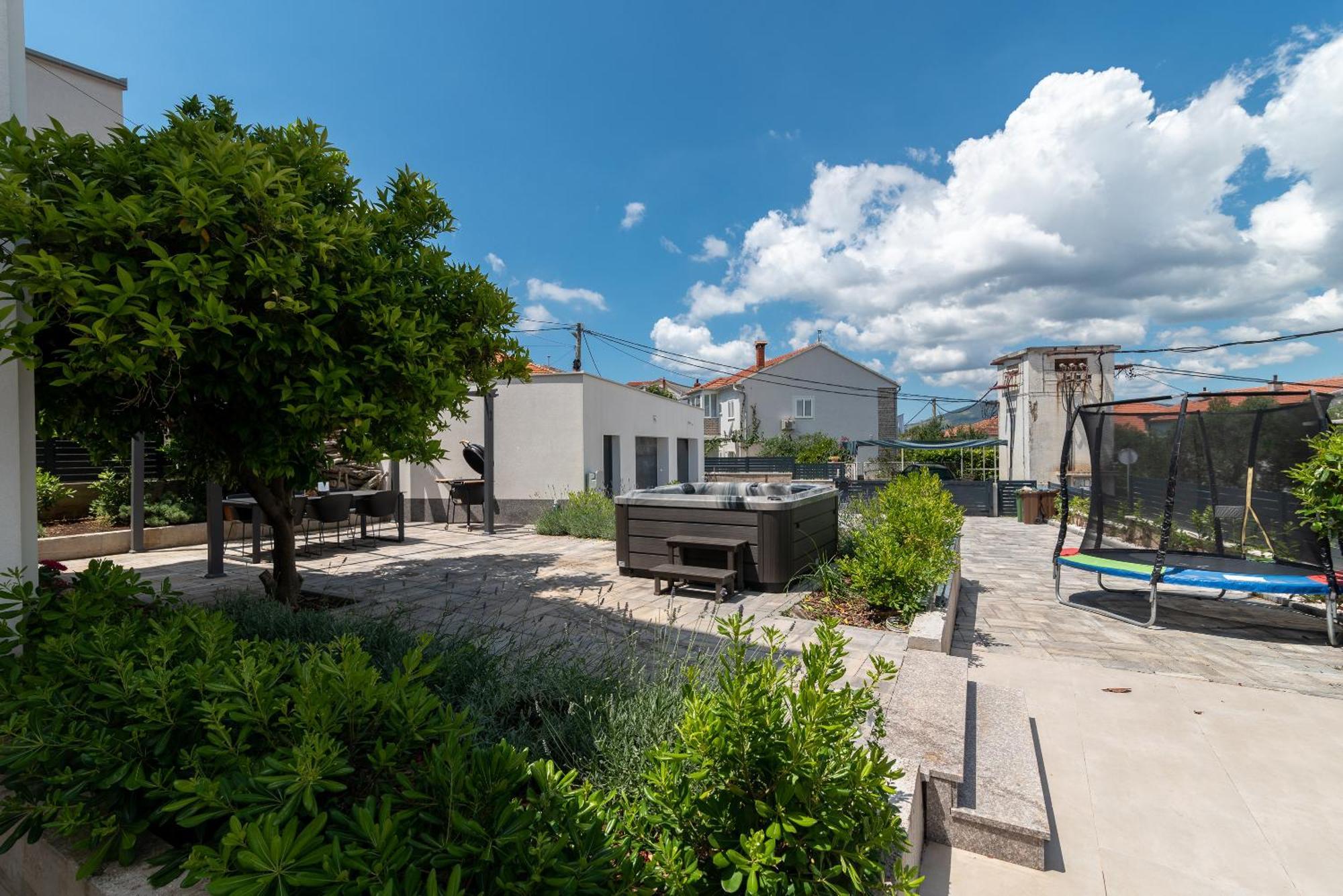 Maca Apartments & Suites Трогир Екстериор снимка