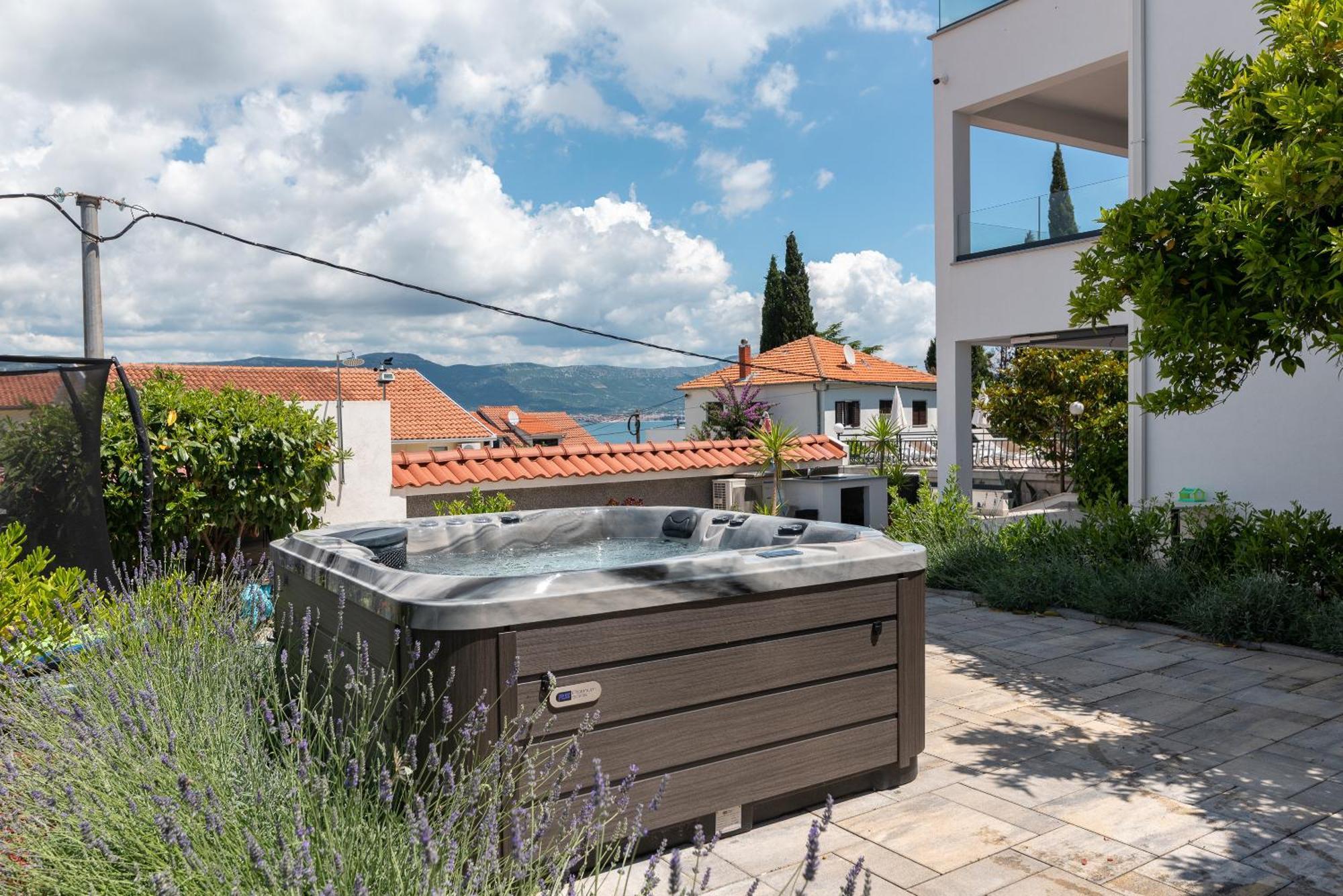 Maca Apartments & Suites Трогир Екстериор снимка
