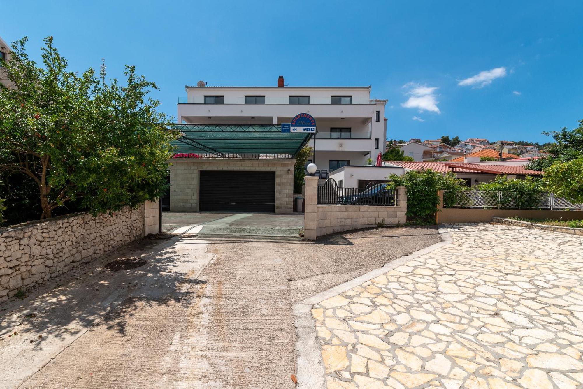 Maca Apartments & Suites Трогир Екстериор снимка