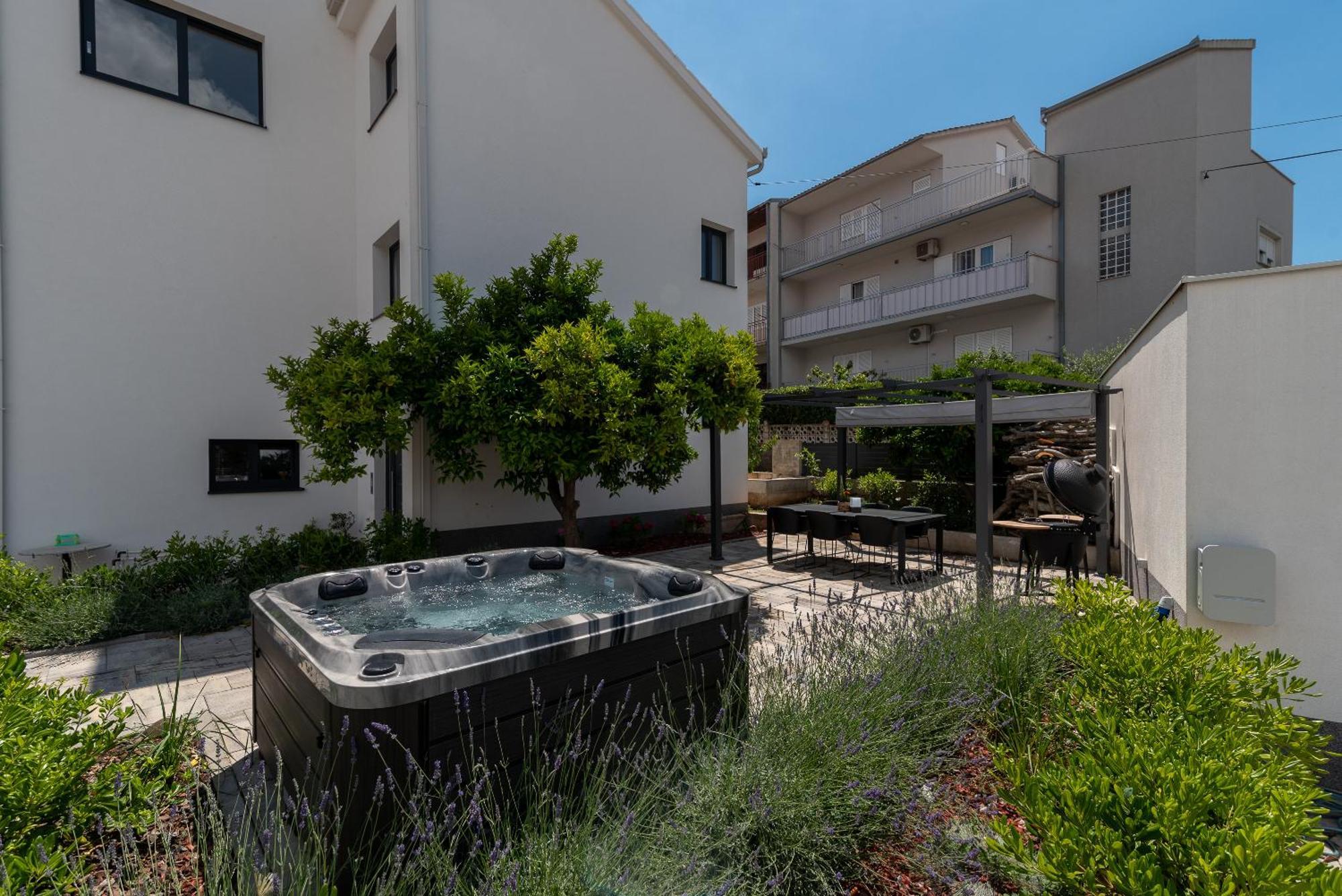 Maca Apartments & Suites Трогир Екстериор снимка
