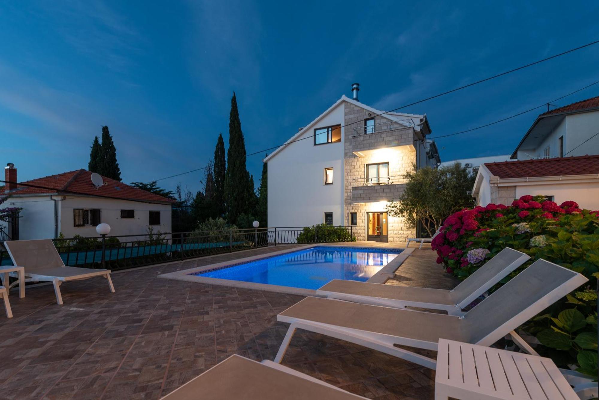 Maca Apartments & Suites Трогир Екстериор снимка