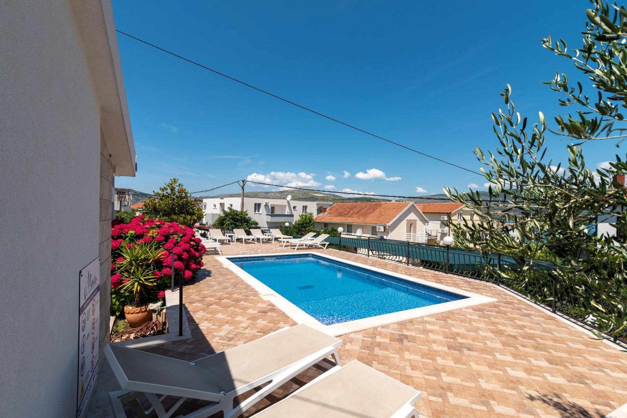 Maca Apartments & Suites Трогир Екстериор снимка