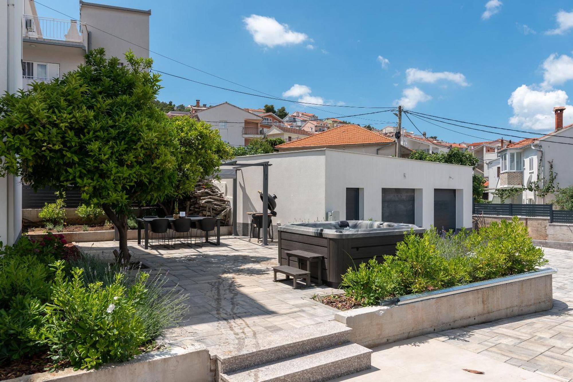 Maca Apartments & Suites Трогир Екстериор снимка