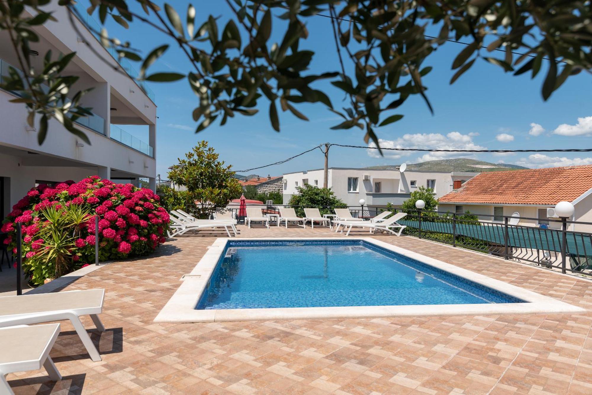 Maca Apartments & Suites Трогир Екстериор снимка
